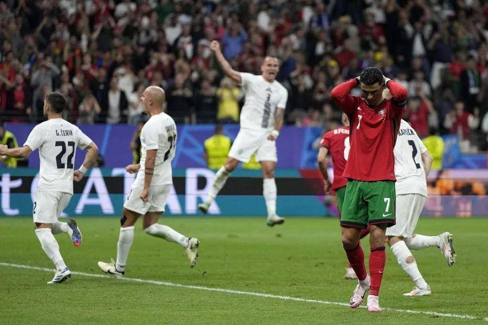 关于葡萄牙逆转荷兰，惊险晋级欧洲杯四强的信息