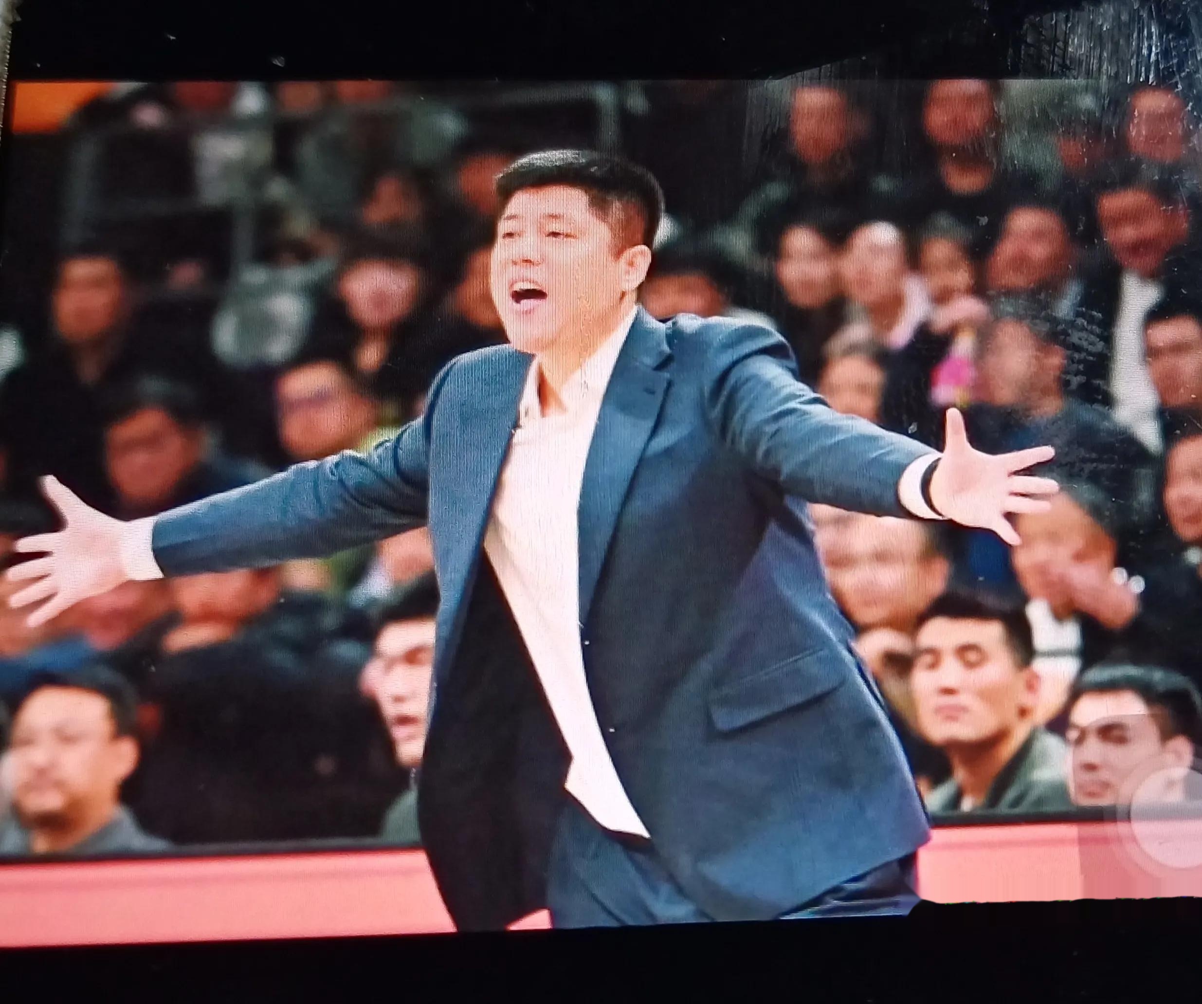 球员个人表现突出,带领球队赢得胜利 球员个人表现突出,带领球队赢得胜利