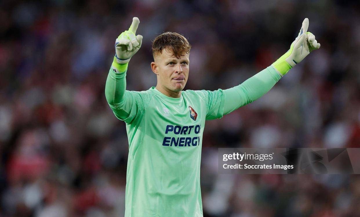 荷甲卫冕冠军主帅病倒，备战关键战役的简单介绍