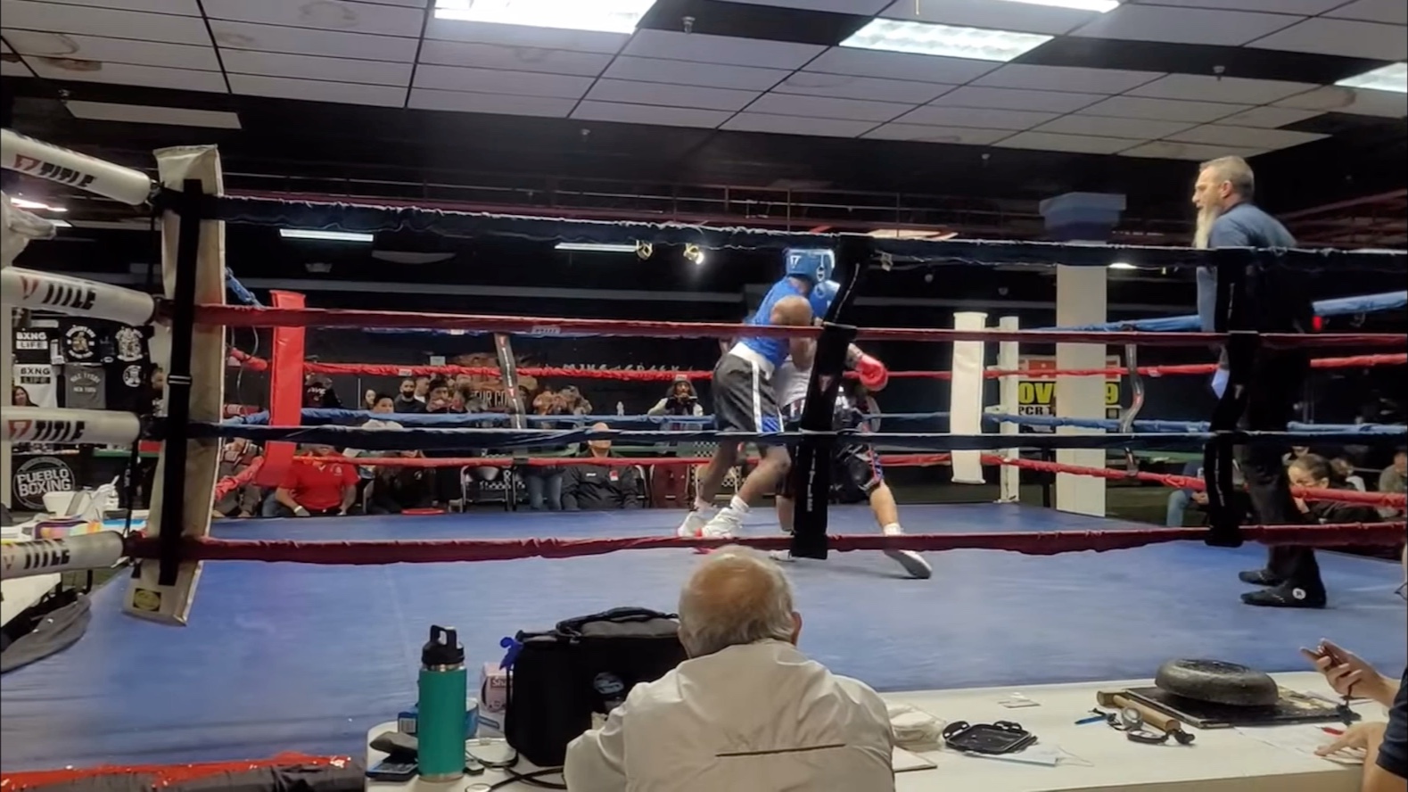 拳击比赛中,美国选手击败对手获胜 拳击比赛中,美国选手击败对手获胜