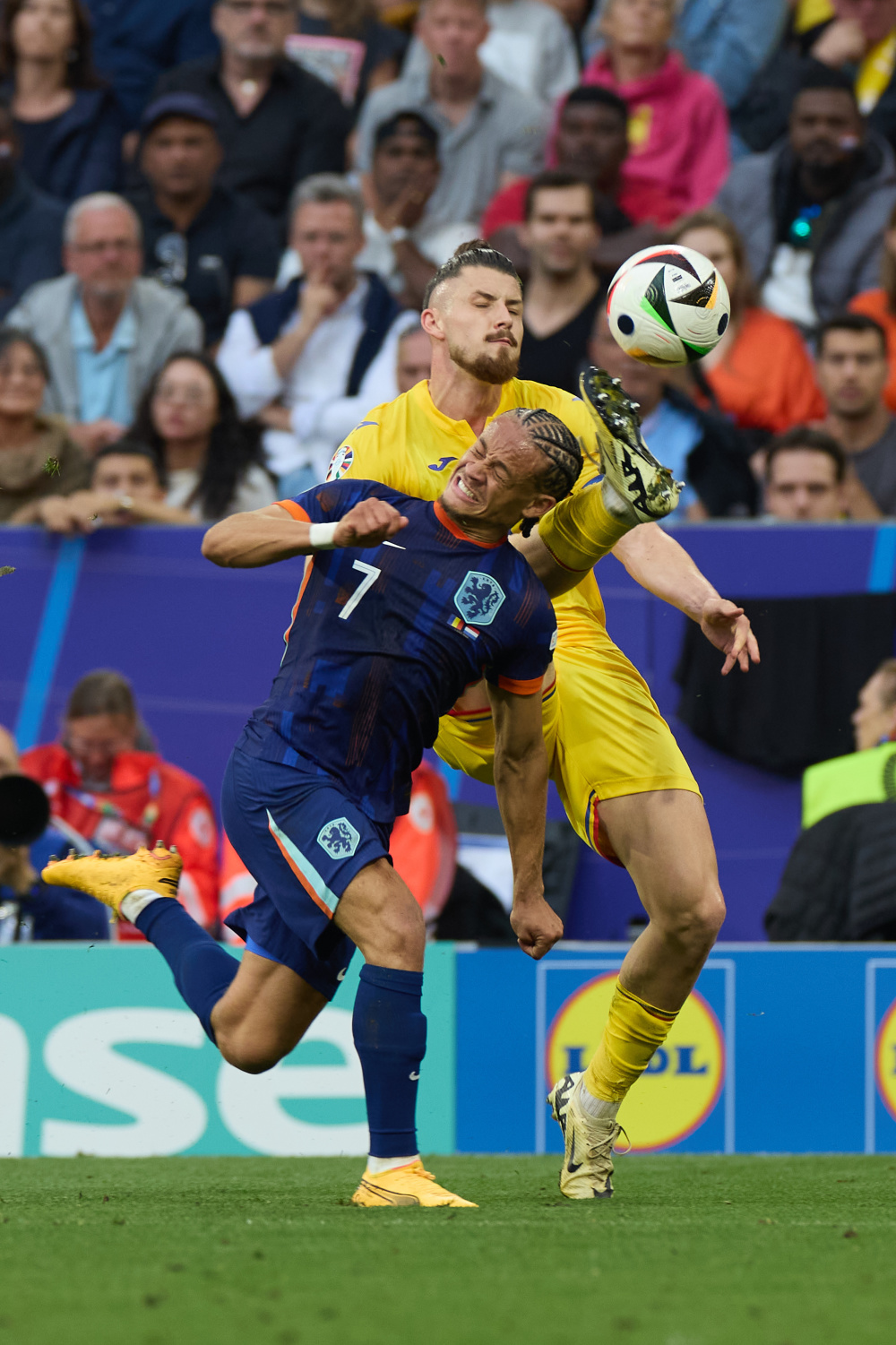 荷兰队力克对手，挺进欧洲杯八强赛