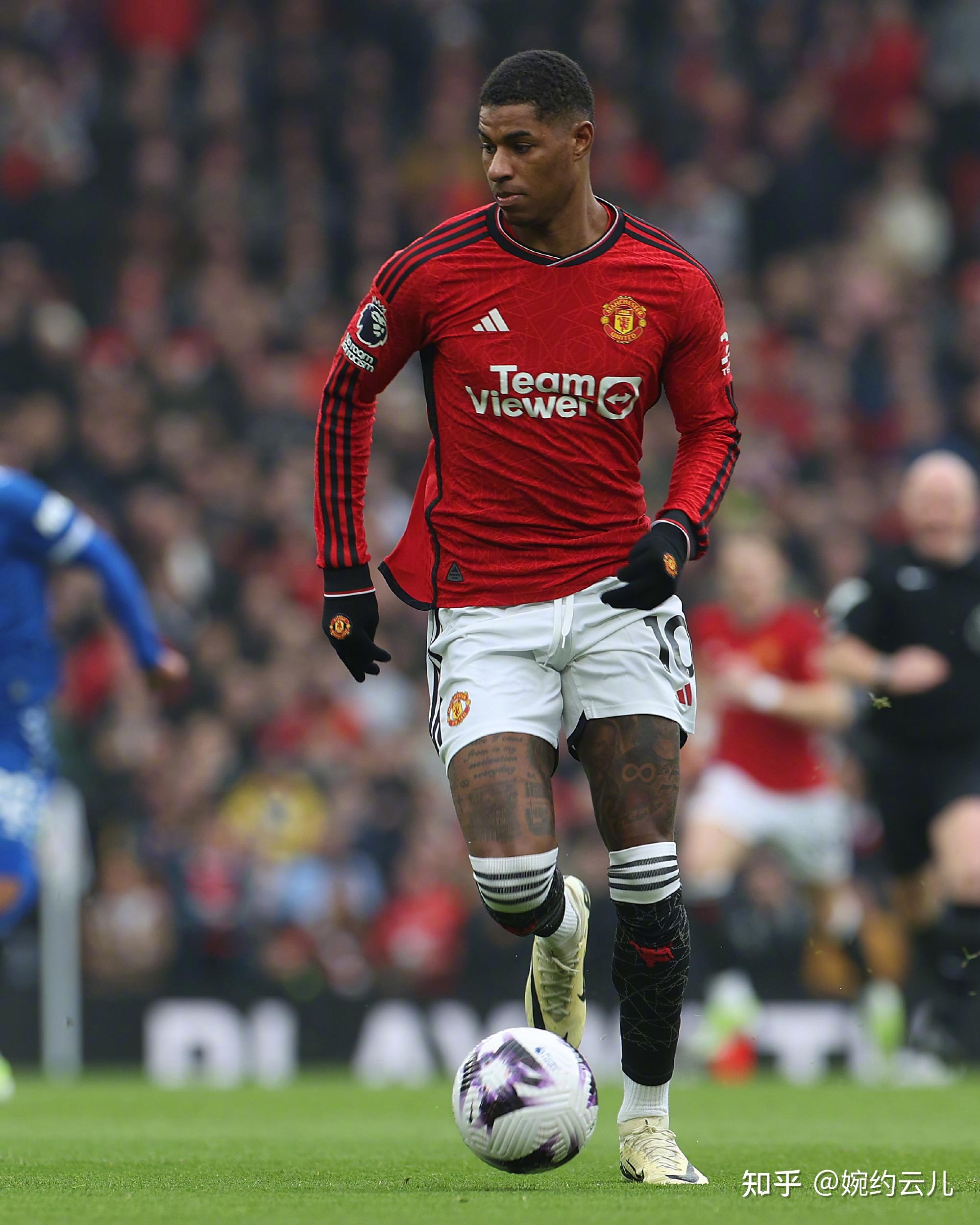 曼联客场2-0击败埃弗顿，重返前四位置