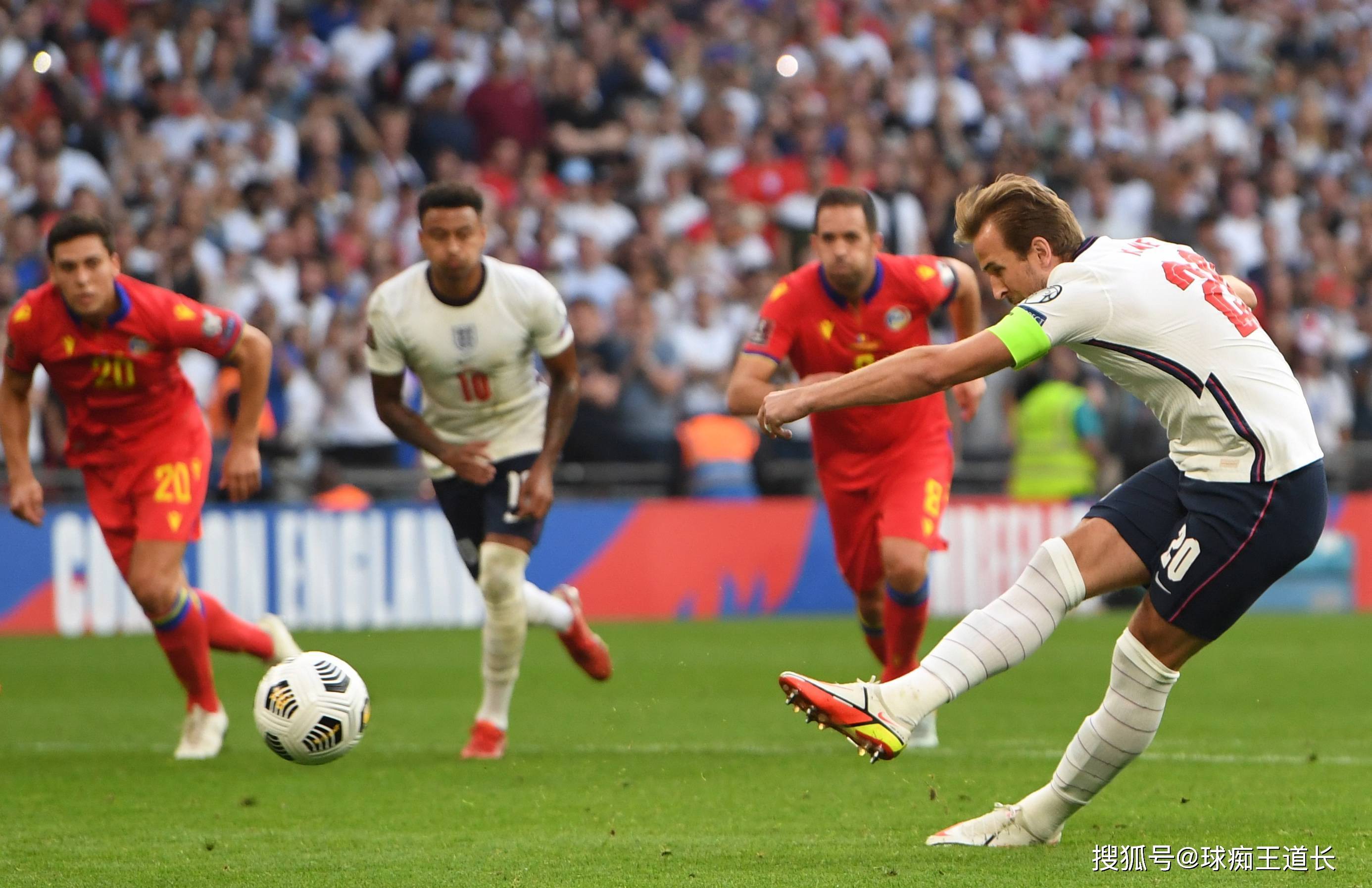 足球比赛波澜壮阔，球员表现令人瞩目的简单介绍