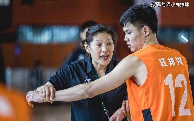 传奇篮球教练受邀指导国内队伍