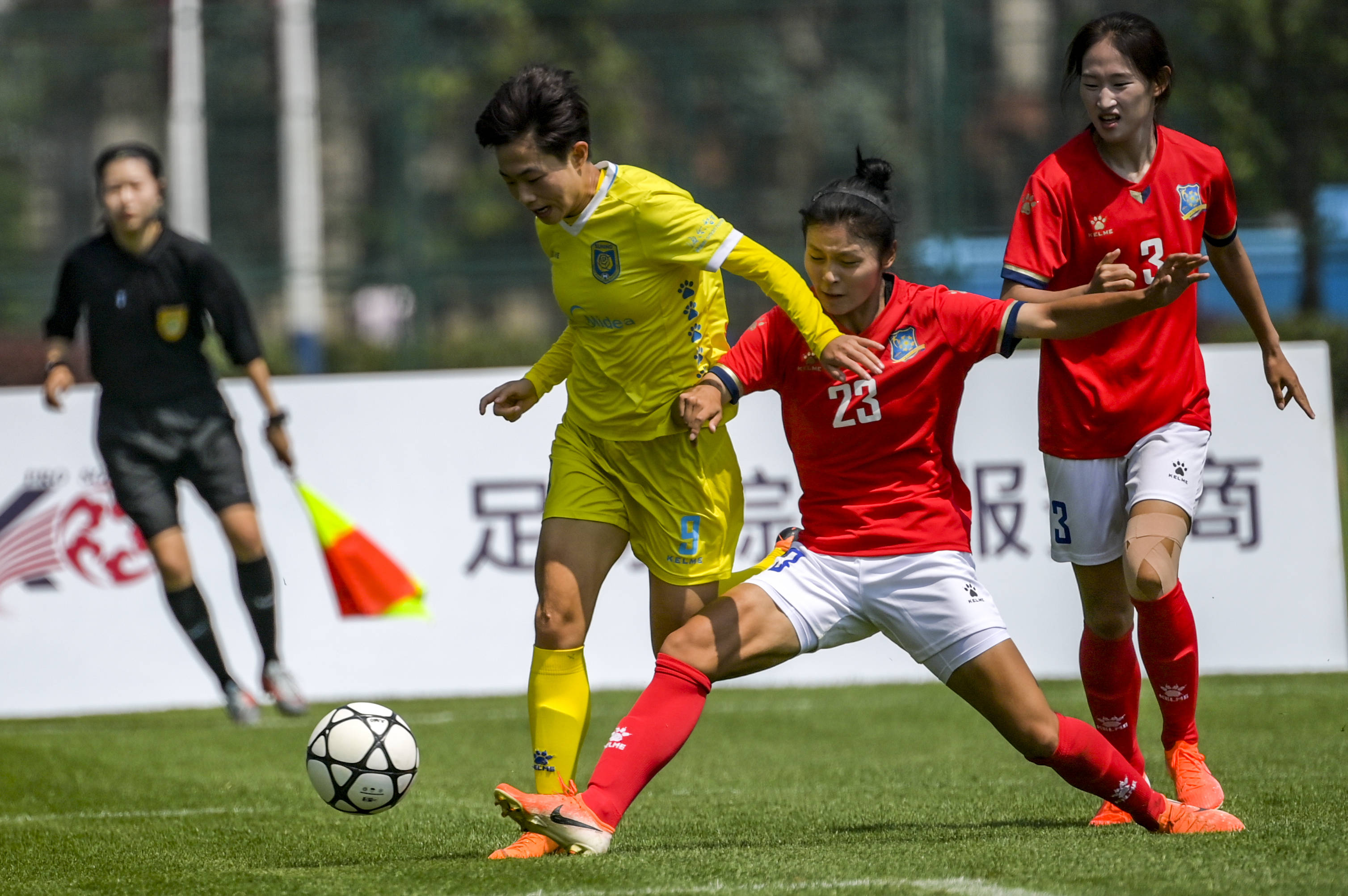 足球场上,女队员们奋发向前 足球场上,女队员们奋发向前