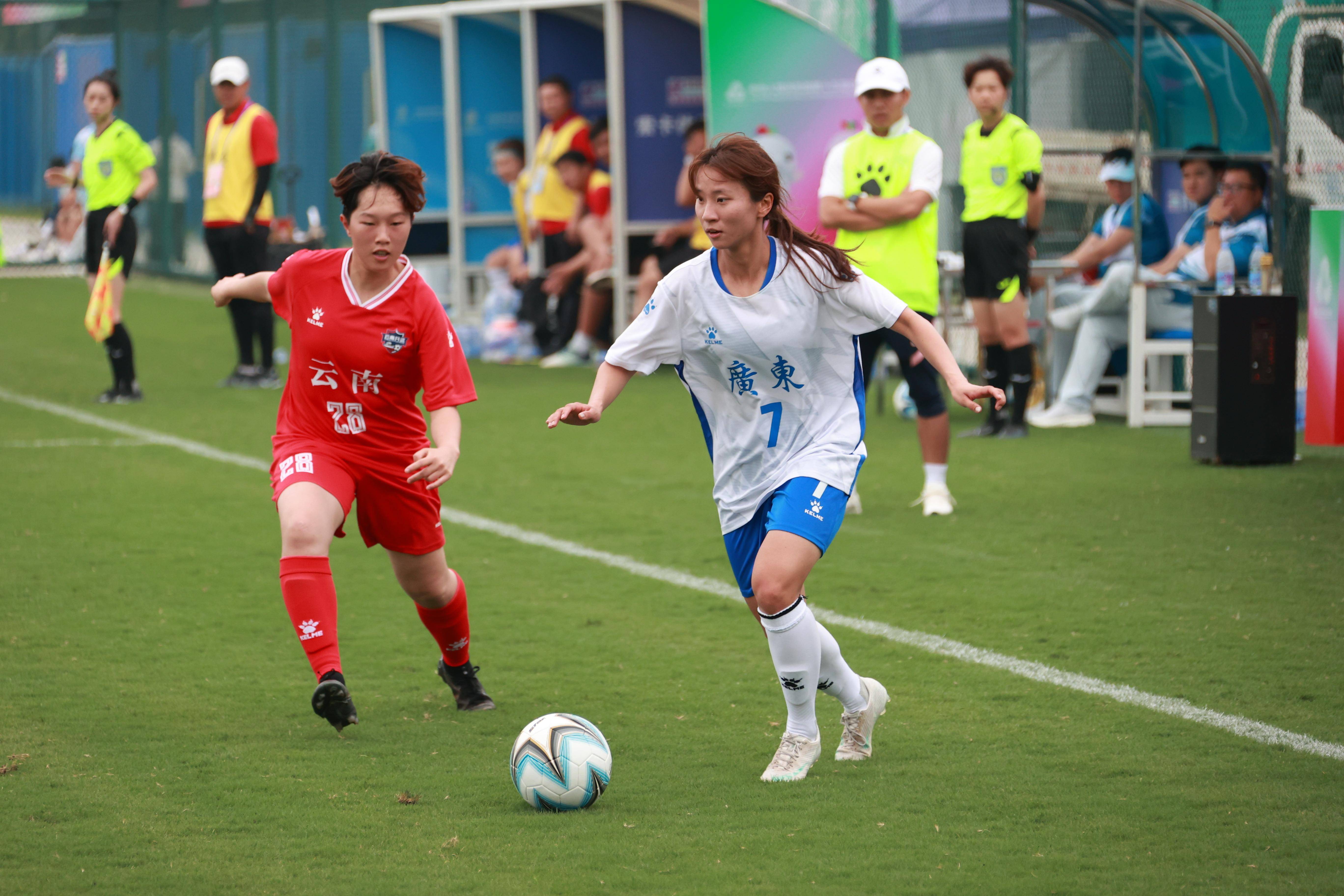 足球场上,女队员们奋发向前 足球场上,女队员们奋发向前