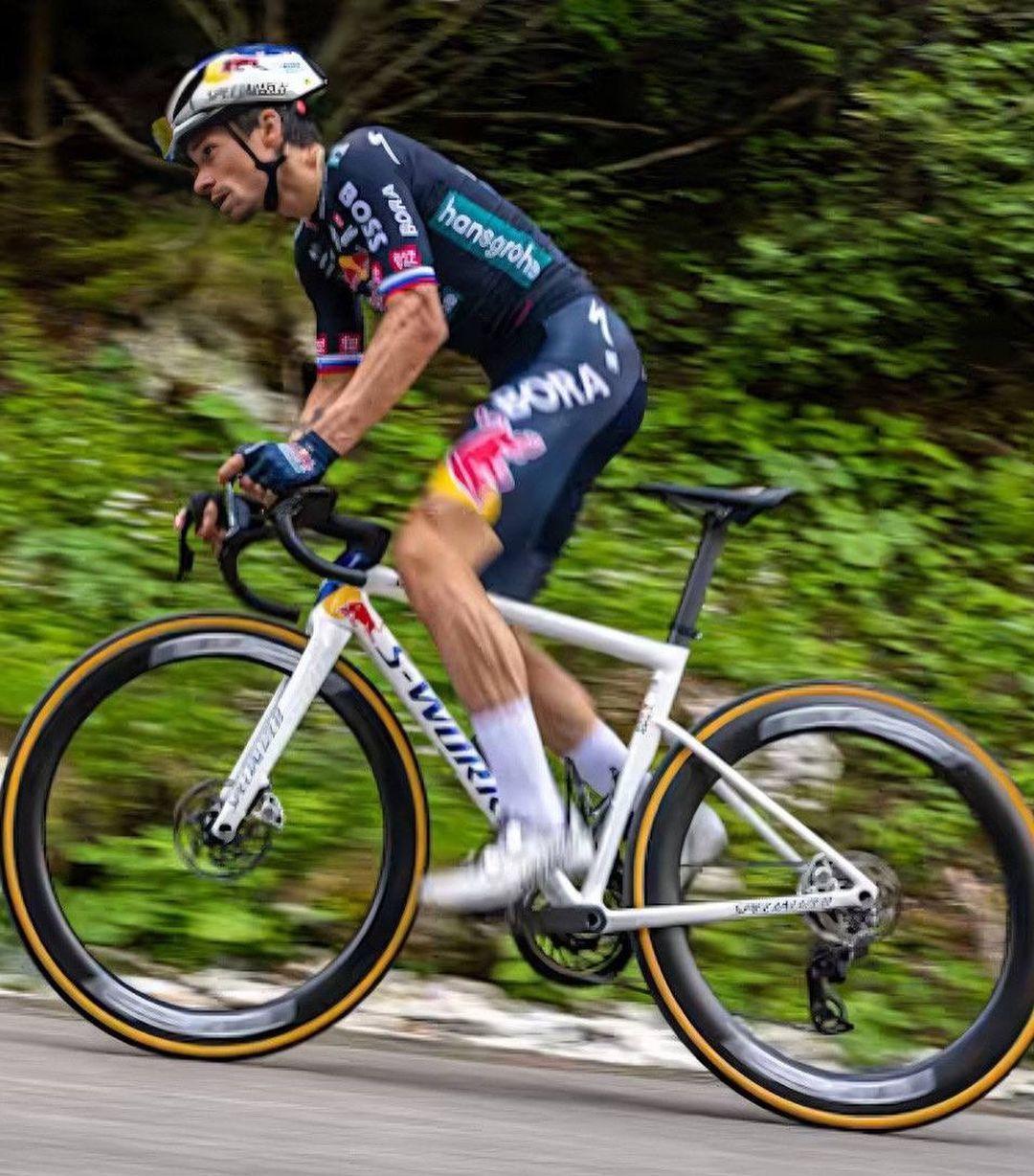 红牛车队鏖战红牛二队,皮亚斯特里带队取胜 红牛车队鏖战红牛二队,皮亚斯特里带队取胜