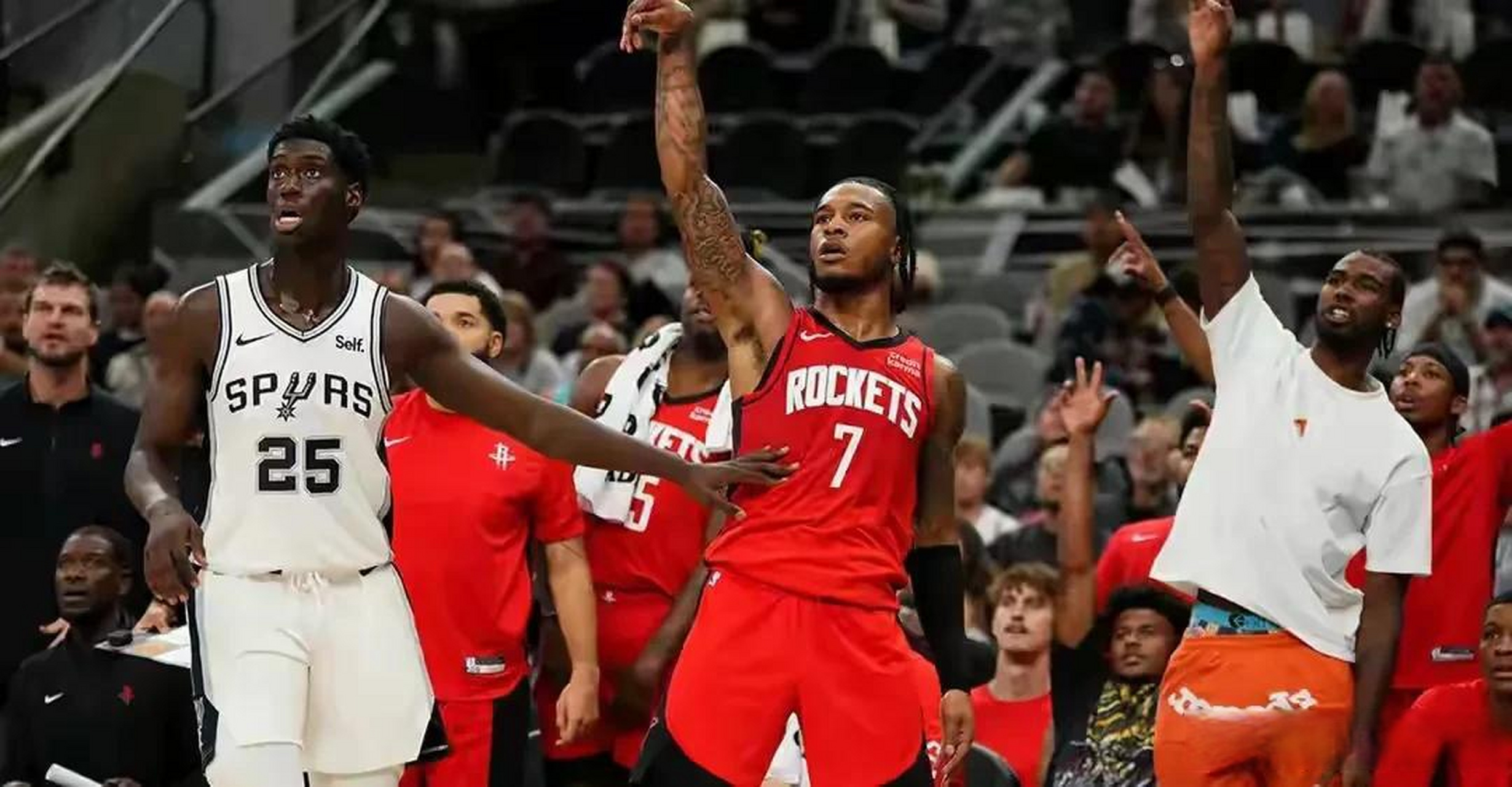 马刺翻盘76人,范弗利特点燃赛场 马刺翻盘76人,范弗利特点燃赛场