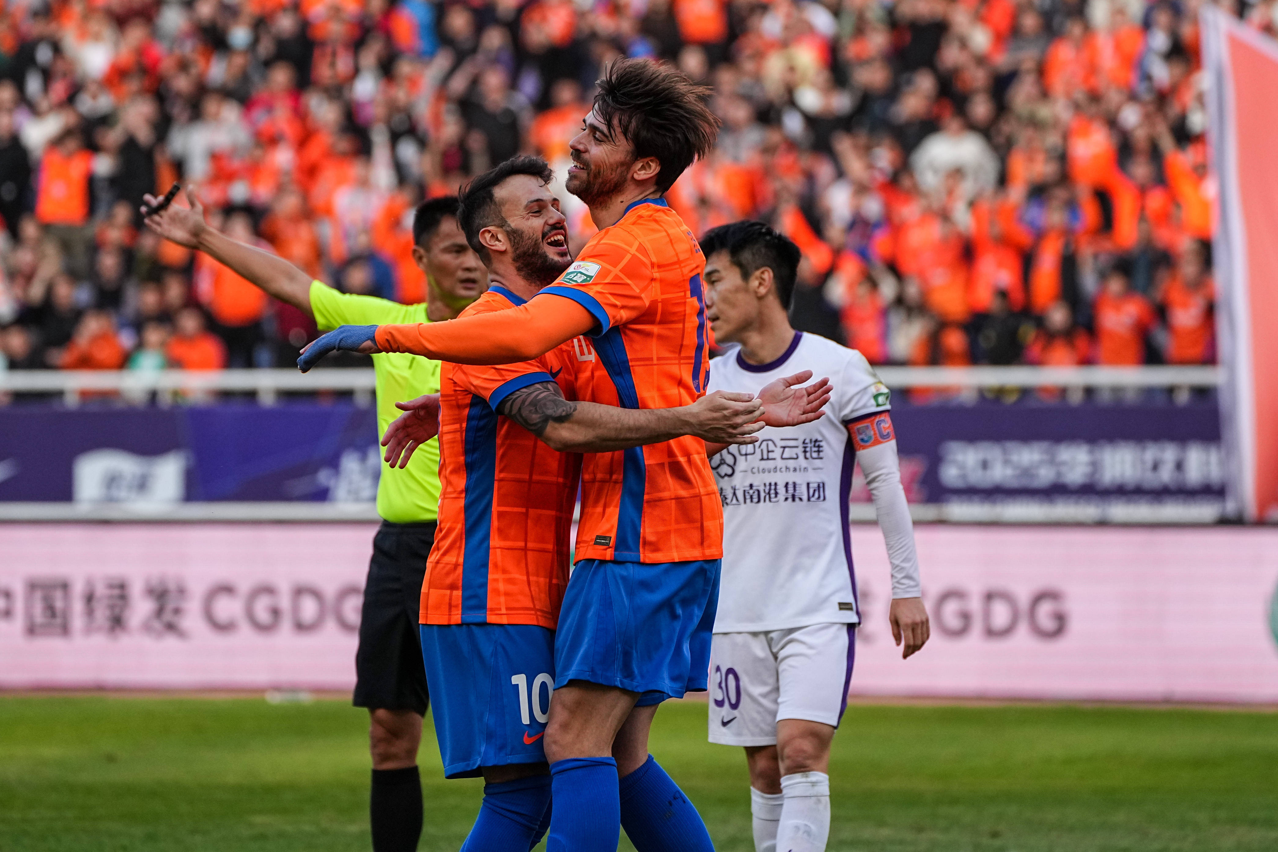 关于山东队鏖战天津队，塔图姆关键制胜的信息