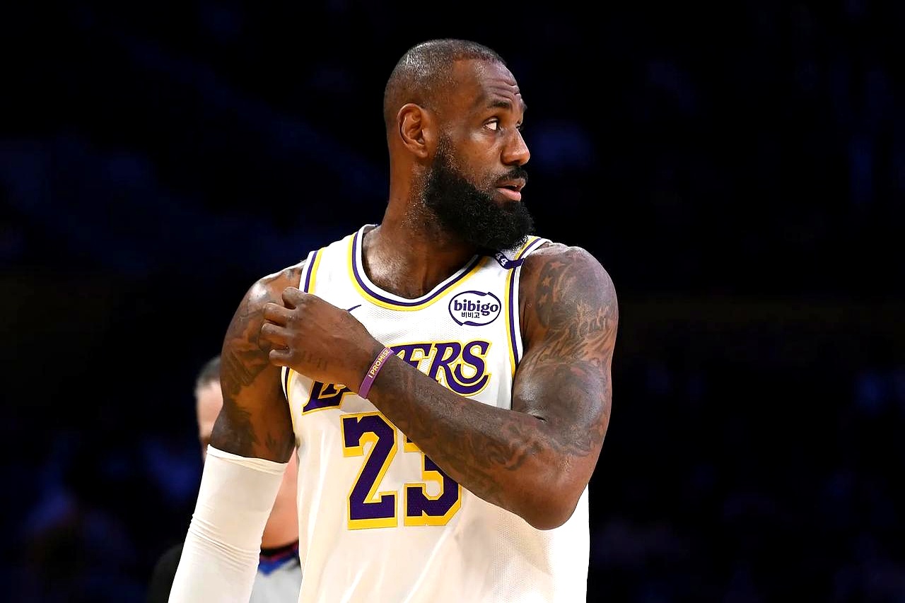 快船力克广东队，詹姆斯关键制胜