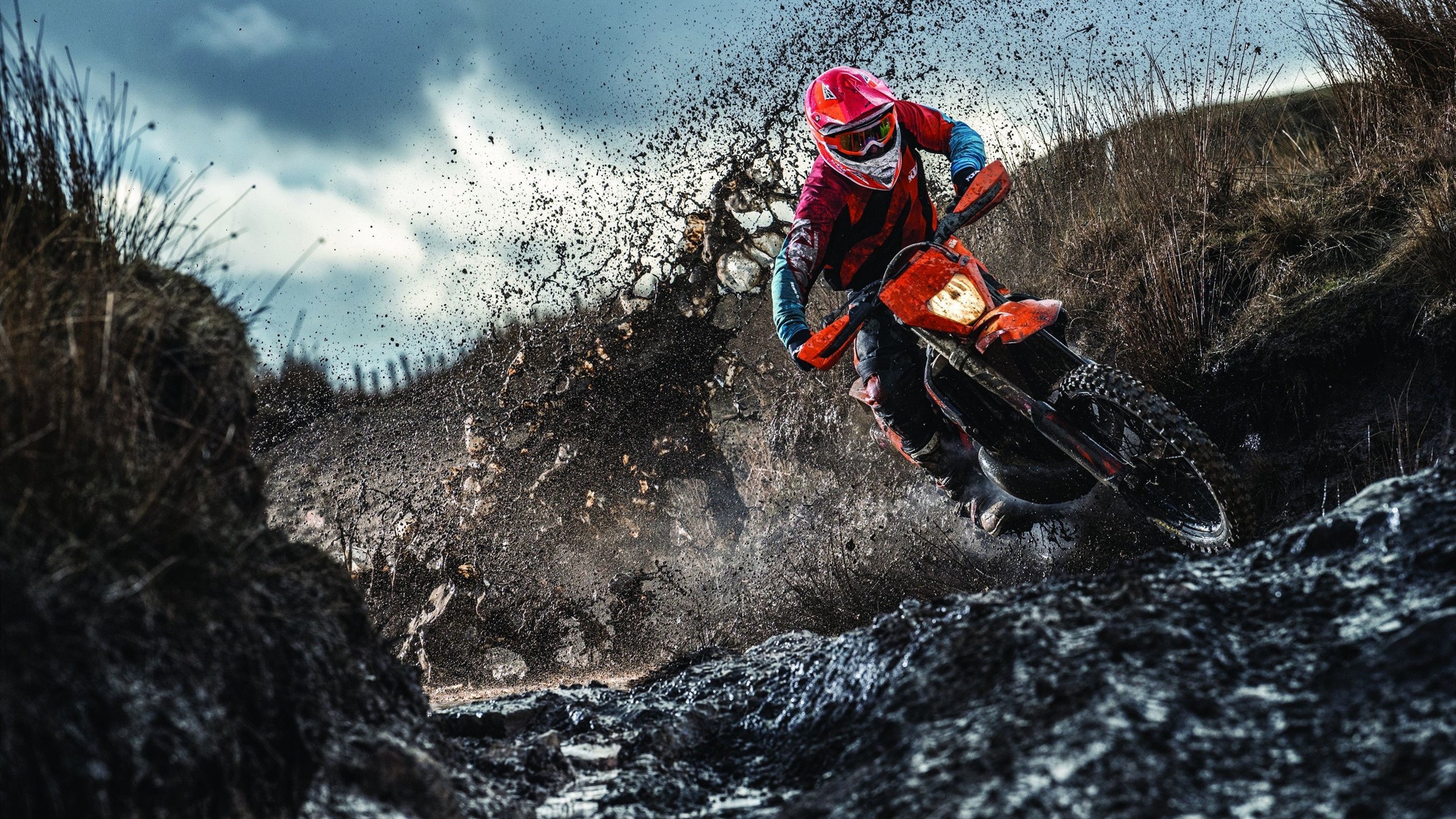 萨拉赫爆发引领红军,曼城惊险淘汰黄色潜水艇